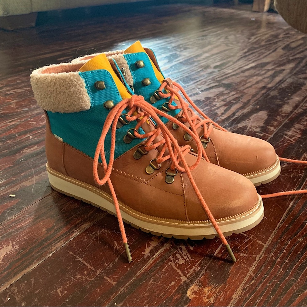 SOLD Toms water resistant boots